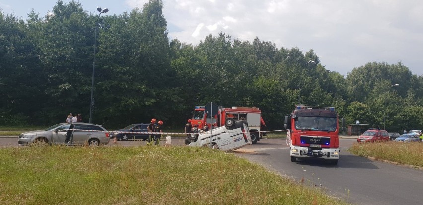 Wypadek na ul. Przybyszewskiego w Łodzi. Samochód na dachu - ranna kierująca ZDJĘCIA