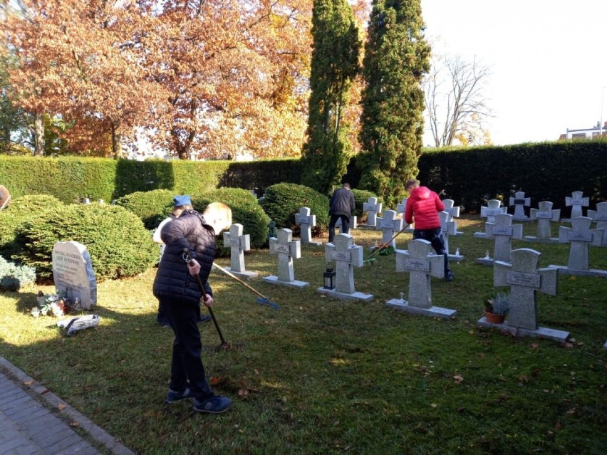 Uczniowie zadbali o groby Powstańców Wielkopolskich