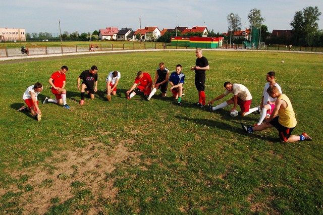 Piłkarze Żuław podczas treningu z Andrzejem Biangą. Na zdjęciu dobrze widać, w jakim stanie jest murawa  na  głównym boisku...