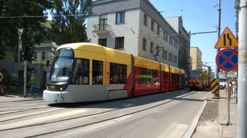 Zatrzymanie ruchu tramwajów na ulicy Żwirki w Łodzi.