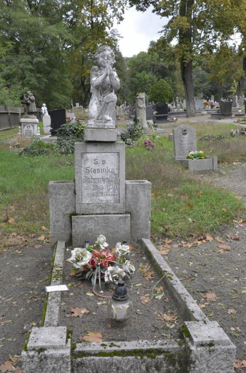 KOŚCIAN. Stary cmentarz parafialny to zabytek, ale wiele historycznych nagrobków jest w opłakanym stanie [ZDJĘCIA]