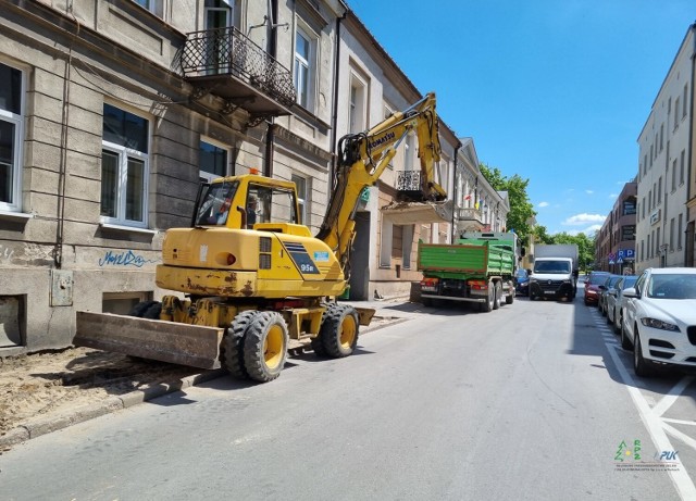 Przy ulicy Świętego Leonarda w Kielcach powstaje nowy chodnik.
Zobacz kolejne zdjęcia
