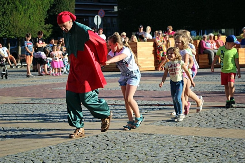 Uliczne spektakle teatralne w Białogardzie. Występ Teatru Łata [ZDJĘCIA]