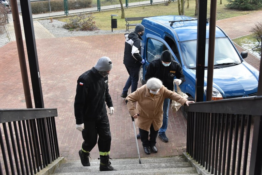 Pomoc w dotarciu na szczepienia zapewnia seniorom gmina we...