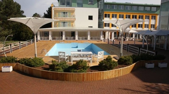 Hotel Bryza może pochwalić się nie tylko czterema gwiazdkami, ale także trzema poziomkami! Jeden z najlepszych hoteli na Pomorzu położony przy samej plaży.

Hotel Bryza, ul. Międzymorze 2, Jurata.