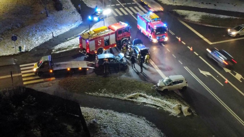 Zderzenie aut na skrzyżowaniu ul. Rgielskiej i obwodnicy 11 listopada w Wągrowcu