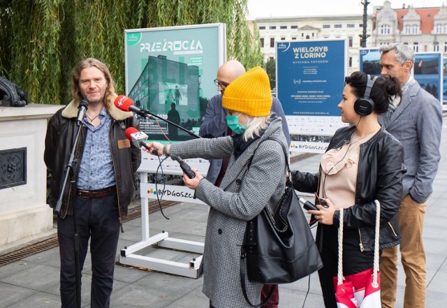 Reżyser Maciej Cuske podczas otwarcia plenerowej wystawy fotosów z filmu „Wieloryb z Lorino”, którą w ramach festiwalu Przeźrocza 2020 
jesienią można było oglądać na Moście Staromiejskim w Bydgoszczy