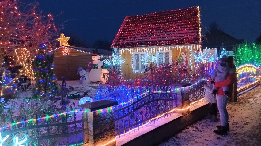 Świąteczna iluminacja domu państwa Rogóżów w Borzęcinie jest...