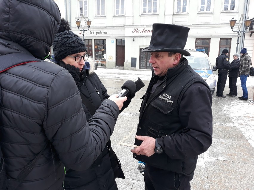 Pokaz palenia w piecu metodą od góry na Rynku Trybunalskim w...