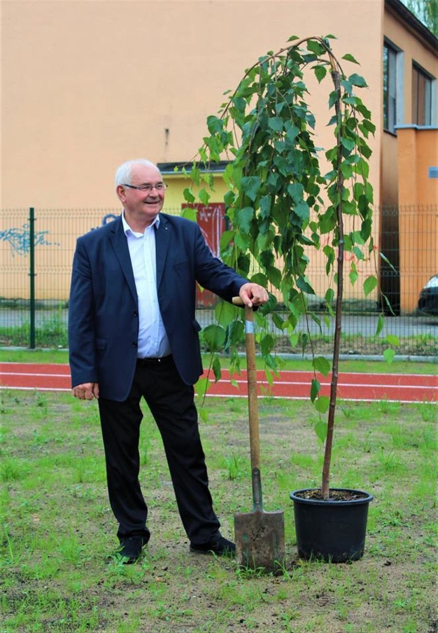 Posadzili kilkadziesiąt krzewów i drzew z Dominikiem Strzelcem! 