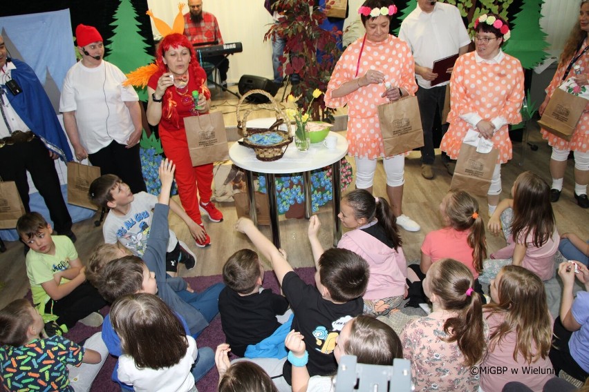 Pensjonariusze Domu Pomocy Społecznej w Skrzynnie wystąpili dla dzieci
