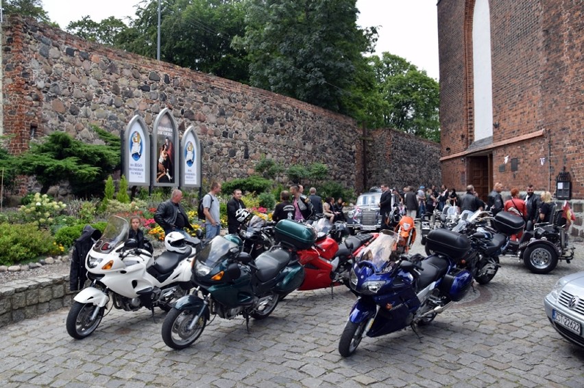 Podpatrzone w Stargardzie. Wychodzącą z kościoła parę młodą powitali motocykliści i ryk ich maszyn