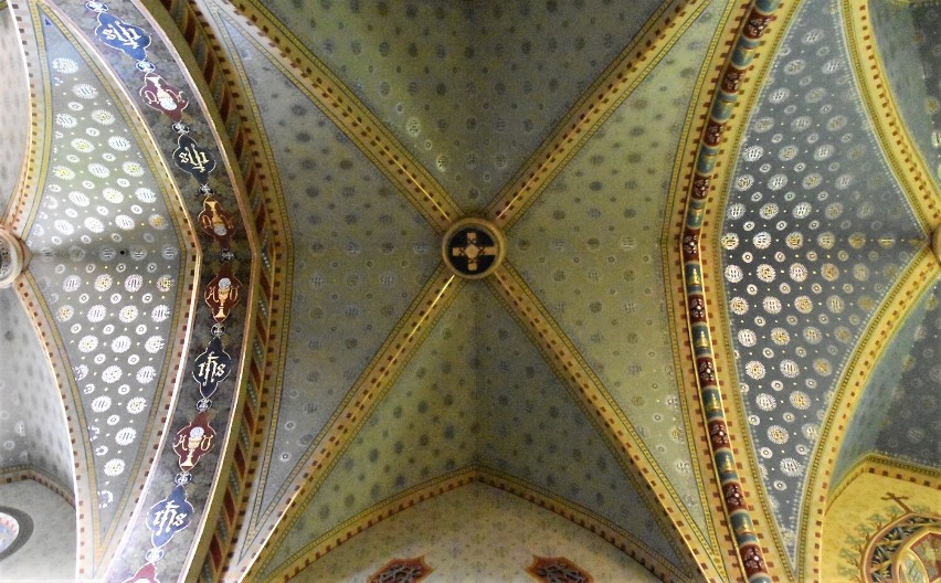 Oryginalne polichromie w  kościele w Lubczy przez pół wieku...