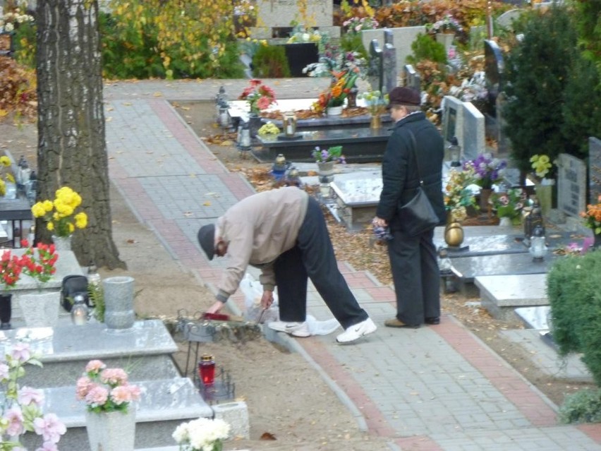 Chodzież: Cmentarz przed Świętem Zmarłych. Trwa sprzątanie grobów [FOTO]