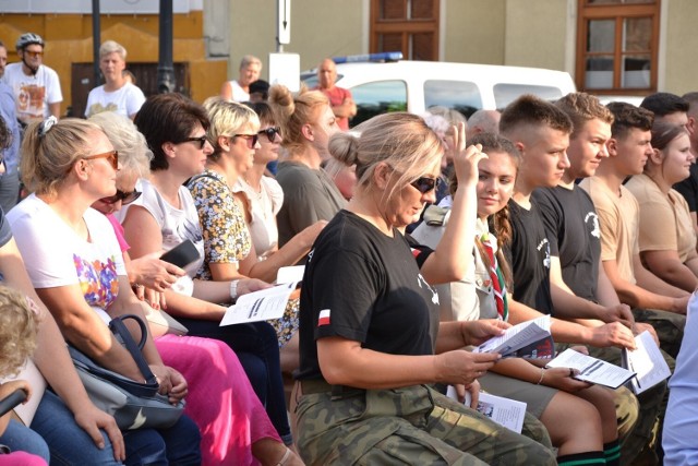 W Lipnie już od kilku lat, na wzór uroczystości warszawskich, w rocznicę wybuchu Powstania Warszawskiego organizowane jest „Śpiewanie na Powstanie”. Odbywa się ono na placu Dekerta.