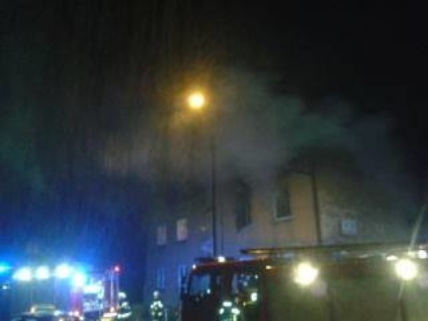 Pożar w Boguszowicach. Policjanci ewakuowali 14 osób z płonącego budynku