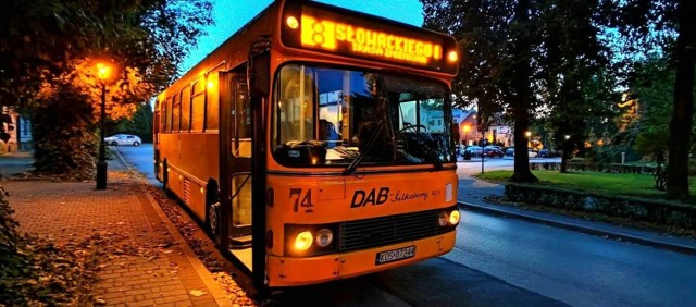 W ostatni dzień roku pasażerowie MZK w Oświęcimiu będą mieli okazję w ramach "Sylwestra Marzeń z 74" odbyć przejażdżkę specjalnie przygotowanym na tę okazję autobusem DAB