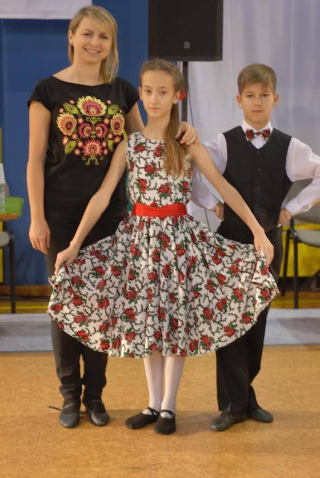 Weronika Czubak i Dawid Okruciński ze swoją nauczycielką tańca, Anettą Ciok