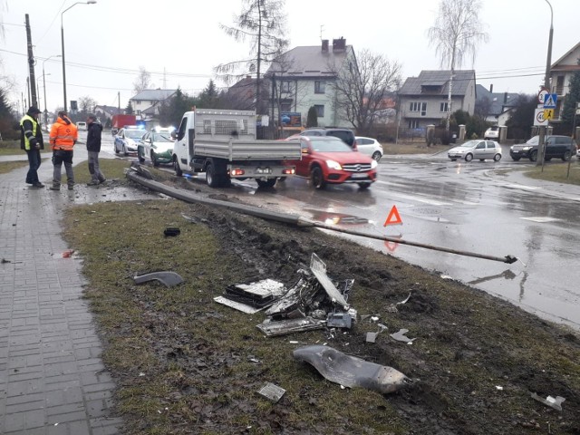 Poważnie wyglądało zdarzenie, które rozegrało się w piątek około godziny 7 rano na ulicy Witosa w Kielcach. Tędy w kierunku ulicy Warszawskiej jechała autocysterna marki Renault, która przewoziła dziewięć tysięcy litrów oleju napędowego.

- Kierowca składu zauważył, jak naprzeciwko kierowca samochodu osobowego wykonuje dziwny manewr, jakby omijał dziurę w ulicy, i jedzie dokładnie na wprost cysterny – wyjaśnia  Artur Majchrzak z biura prasowego świętokrzyskiej policji.

Żeby uniknąć czołowego zderzenia, kierowca autocysterny  odbił w prawo, efekt był taki, że zjechał z ulicy i uderzył w latarnię  i skrzynkę energetyczną. 

- Na miejscu pracują policjanci z ruchu drogowego Komendy Miejskiej Policji w Kielcach i Inspekcja Transportu Drogowego – dodaje Artur Majchrzak.

Na szczęście nikomu nic się nie stało, nie doszło też do wycieku paliwa z cysterny. 

ZOBACZ TAKŻE:  Flesz. Regionalny Puchar Polski, Król Twittera w V lidze, Odra bardziej hiszpańska 
