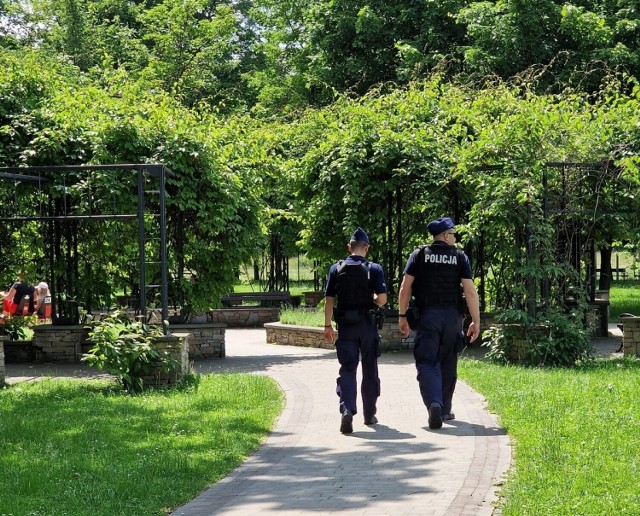 Patrol policji w Nowym Targu odnalazł pijaną 16-latkę, która leżała na trawniku w parku miejskim