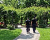 Policjanci odnaleźli w Nowym Targu pijaną 16-latkę w parku miejskim. Leżała na trawie  