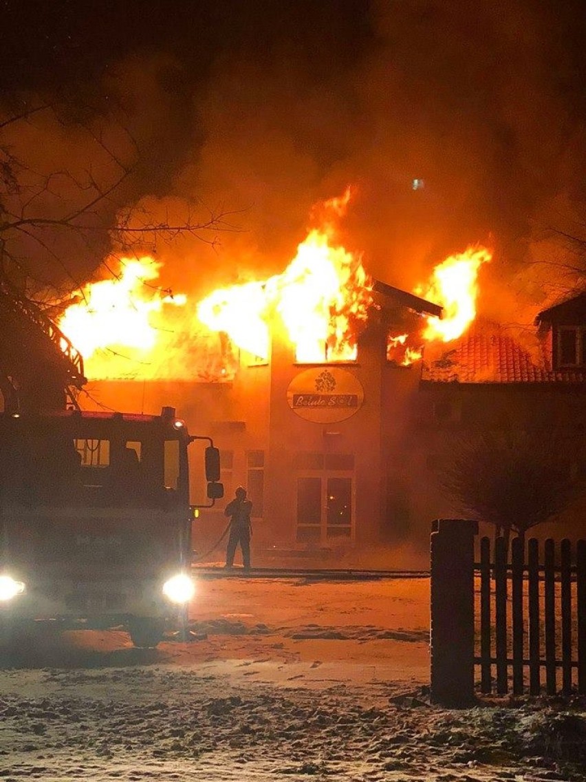 Ogromny pożar w gminie Raciążek. Kilkanaście zastępów walczyło z pożarem [zdjęcia]