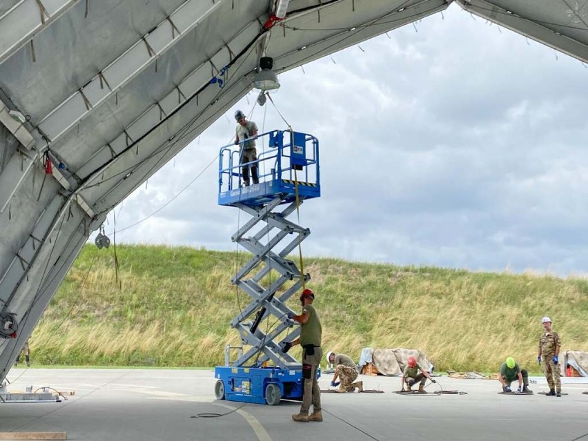 Malbork. Włosi z Eurofighterami oficjalnie powitani w 22 Bazie Lotnictwa Taktycznego. Już rozpoczęli natowską misję, co widać na niebie