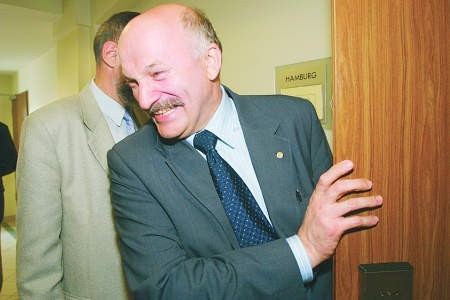 Przed wejściem na salę obrad prezes Olechnowicz był pełen entuzjazmu. Później jednak nie krył zdziwienia, że aby przez kolejne cztery lata zarządzać Lotosem, będzie musiał wygrać konkurs.