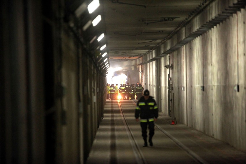Pozorowany pożar w tunelu Krakowskiego Szybkiego Tramwaju. Ćwiczenia straży pożarnej [ZDJĘCIA]