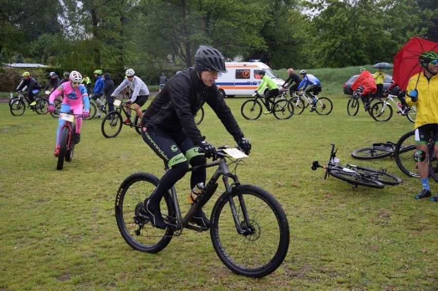 Bike Cross Maraton w Skokach. Miłośnicy dwóch kółek ścigali się mimo deszczu [ZDJĘCIA CZĘŚĆ 2, FILM]