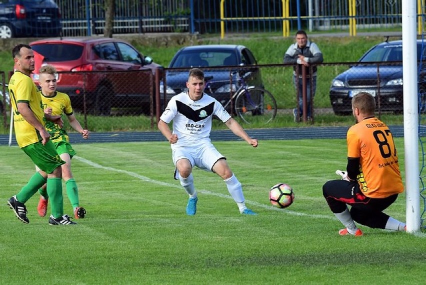 Lider wygrał 5:0 (1:0) po golach Bartosza Burkiewicza 3,...
