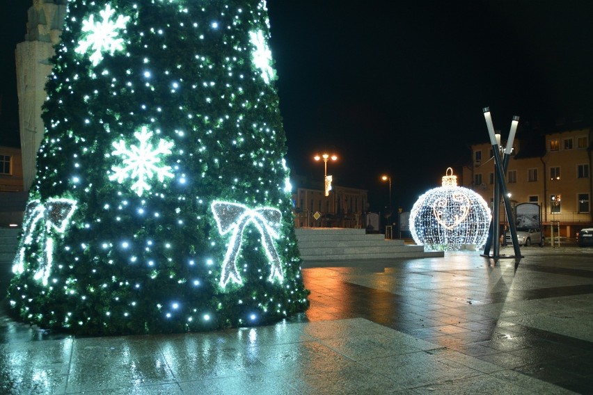 Iluminacje świąteczne 2021 na Rynku Miejskim i przed CKiS w...