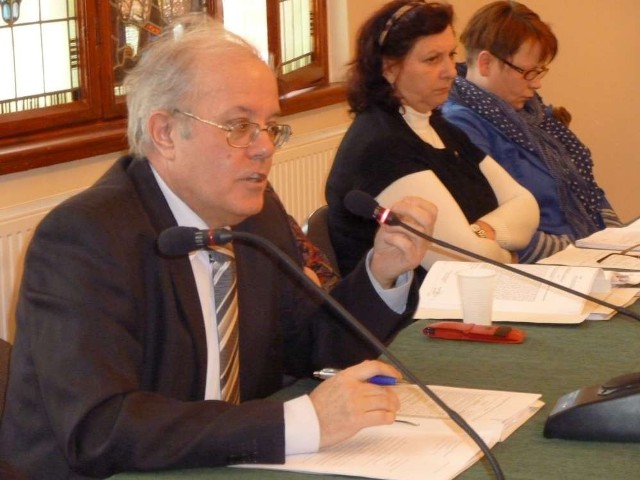 E. Skawiński powoływał się na opinię kuratorium przed głosowaniem ws. przekształcenia przedszkoli; teraz postanowił wstrzymać się od głosu
