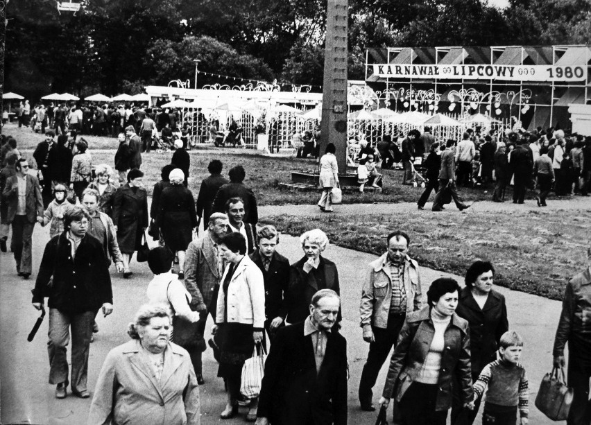 Święto 22 lipca - pamiętacie jeszcze domy we flagach i pomniki w kwiatach? [ZDJĘCIA archiwalne]