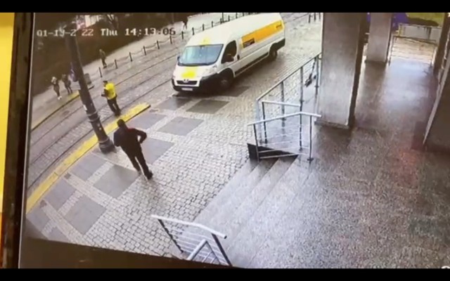 Akcja służb na Garbarach w Poznaniu. Policjanci zatrzymali mężczyznę, który zaatakował kuriera igłą.