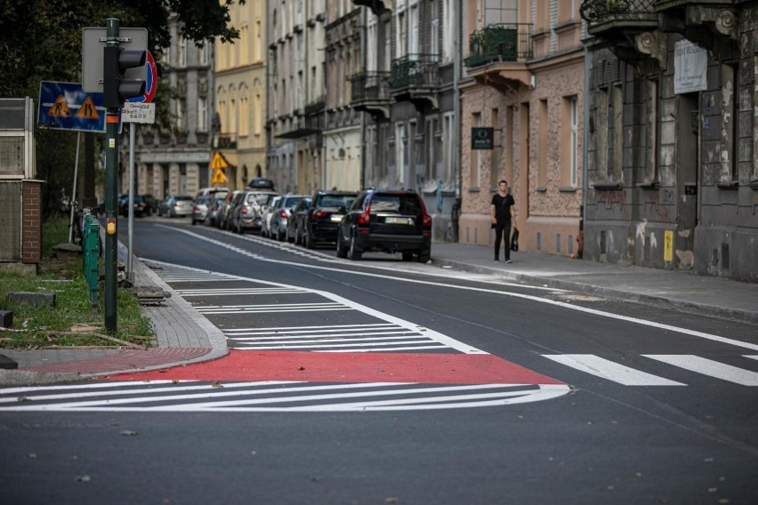 Kraków. Rewolucja na ulicy Dietla. Mniej pasów dla samochodów, ale więcej miejsc parkingowych i drogi dla rowerzystów [ZDJĘCIA]