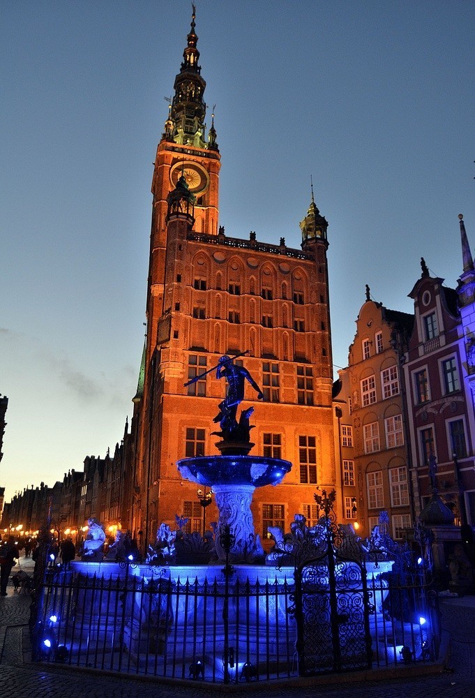 Dwór Artusa i Fontanna Neptuna na niebiesko! Gdańsk solidaryzuje się z chorymi na autyzm ZDJĘCIA