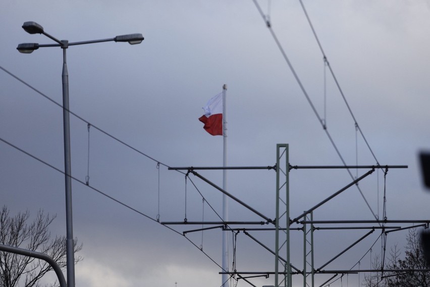 Żałoba w Warszawie. Dlaczego flaga Polski na Rondzie Radosława wciąż wisi?