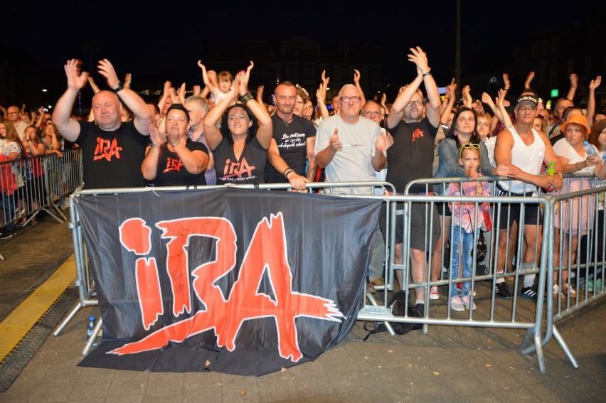 Lęborczanie pożegnali lato bawiąc się na koncercie zespołu IRA na placu Pokoju