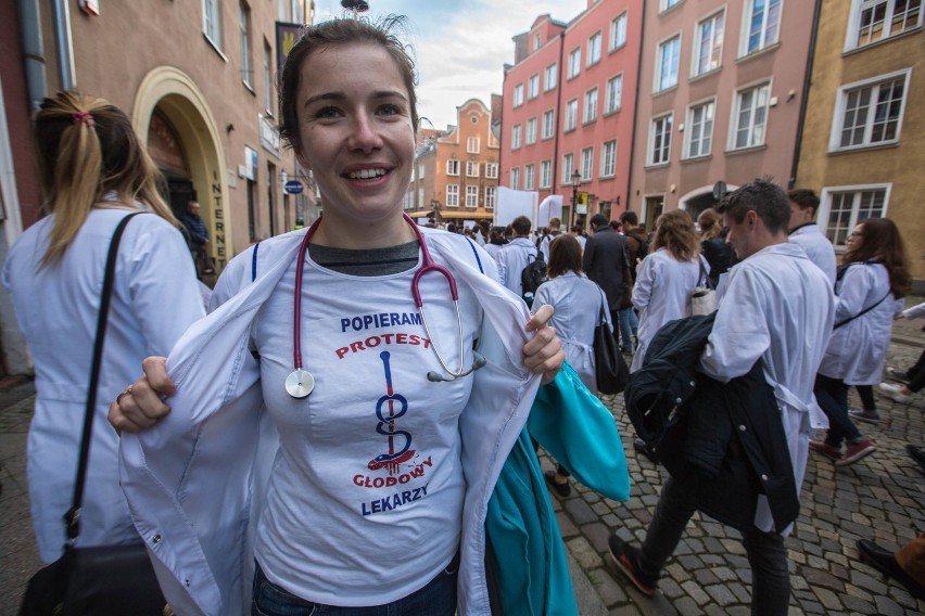 Biały marsz popierający protesty lekarzy rezydentów w Gdańsku