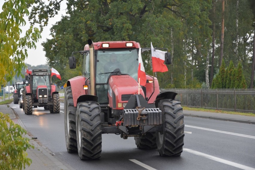 Nowy Tomyśl. Protest rolników na DW 302. Trasa Zbąszyń - Nowy Tomyśl. Zobaczcie zdjęcia