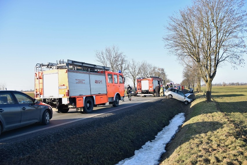 Gm. Malbork. Wypadek na DK 55 w Tragaminie. Policja wyjaśnia, dlaczego zderzyły się trzy samochody