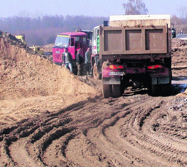Dowóz kruszywa pod budowę autostrady to problem wielu miejscowości pod Tarnowem