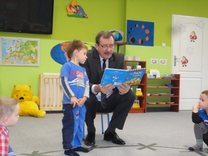 Burmistrz Roman Ramion czytał dzieciom bajki