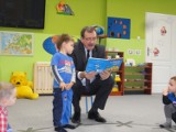 Burmistrz Roman Ramion czytał dzieciom bajki. Złożył wizytę w prywatnym przedszkolu Kraina Puchatka