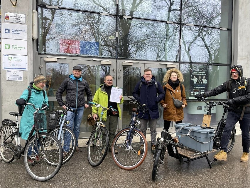 Kraków. Aktywiści protestują przeciwko budowie betonowej drogi rowerowej na wałach Rudawy