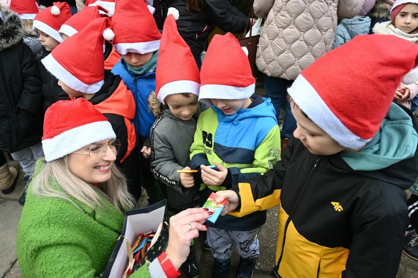 Świąteczna zabawa i wspólne ubieranie choinki na Czarnowie w Kielcach. Zobaczcie zdjęcia 