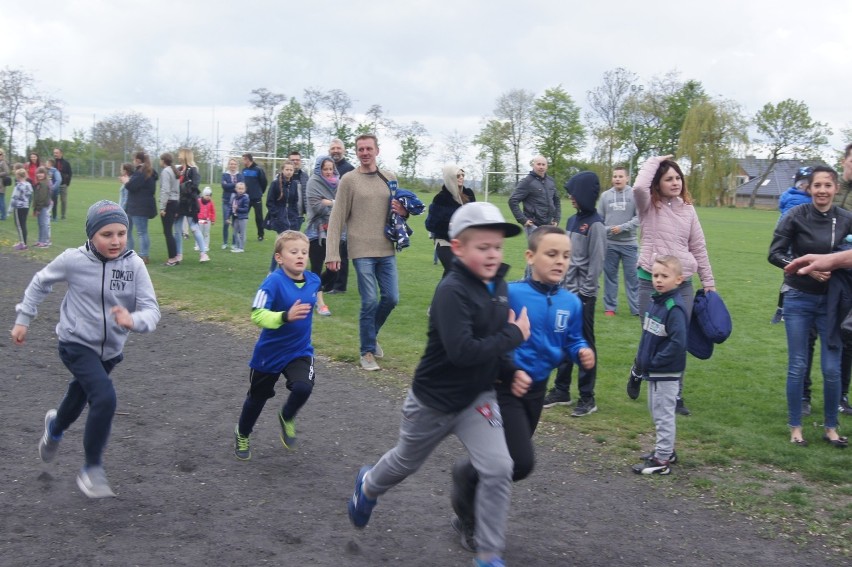 Uczestnicy otrzymali medale i upominki związane z rocznicą...