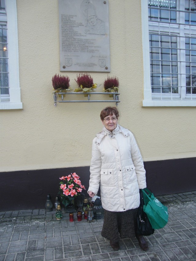 Maria Lesiak pod tablicą ze słowami Jana Pawła II