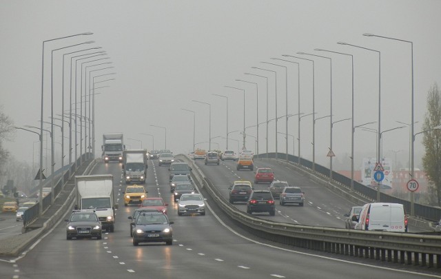 Zima minęła, a smog nie odpuszcza. Winny kurz na drogach? [WYJAŚNIAMY]